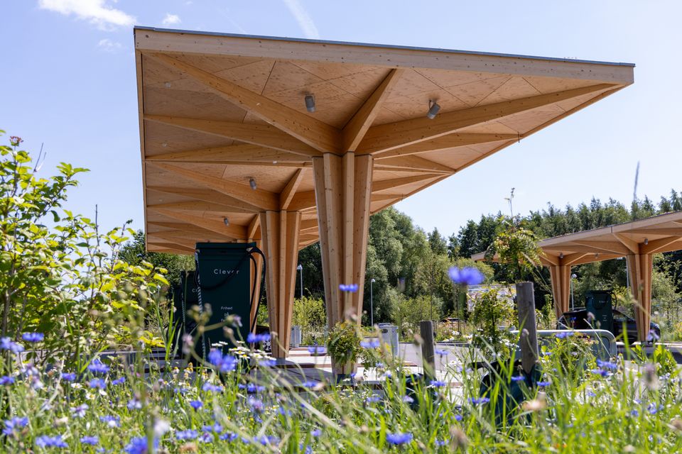 Clever og Andel investerer 1 mia. kr. i 2026 i at udbygge det danske ladenetværk. Investeringen skal blandt andet sikre 3.000 nye offentlige ladepunkter og flere lademuligheder i hele landet. PR-foto: Clever