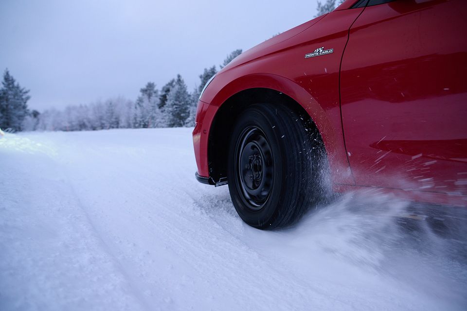 Flere helårsdæk dur ikke hele året, viser ny test, hvor hver tredje dæk dumper. Foto: FDM/ADAC